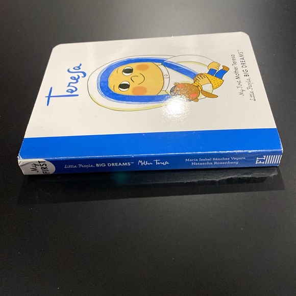 Little People, Big Dreams: My First Mother Teresa - Children’s Board Book - Picture 3 of 7